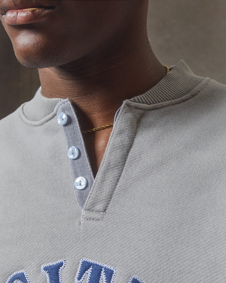 RACING APPLIQUÉ HENLEY CREWNECK - POWDER GREY